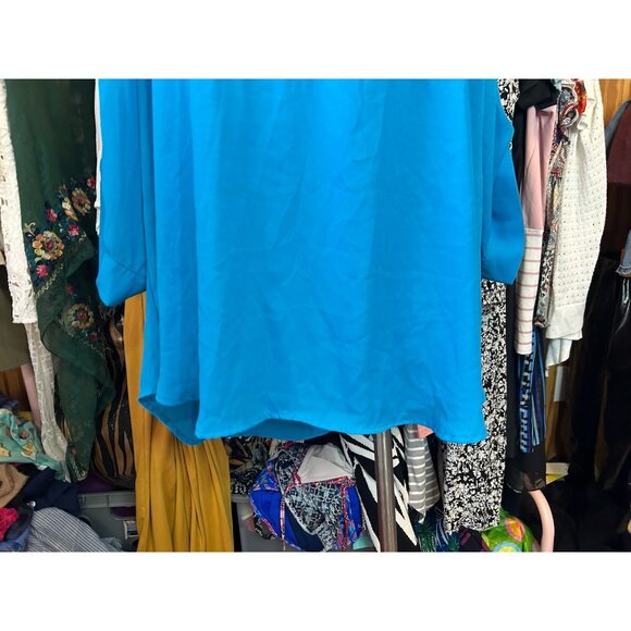 Torrid Plus Size 4 (4X) Roll Tab 3/4 Sleeve V-Neck Buttons Turquoise Blouse - Picture 2 of 7